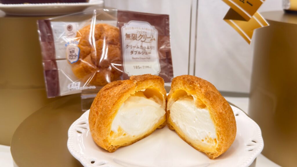 ファミリーマート_展示された「クリームたっぷり！ダブルシュー」