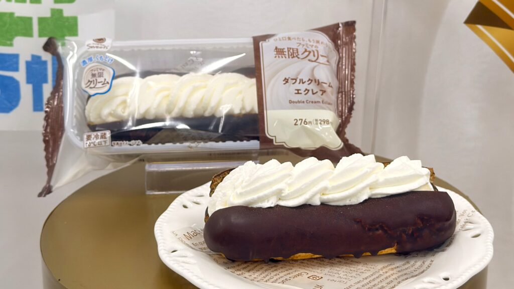 ファミリーマート_展示された「ダブルクリームエクレア」の皿のせとパッケージ