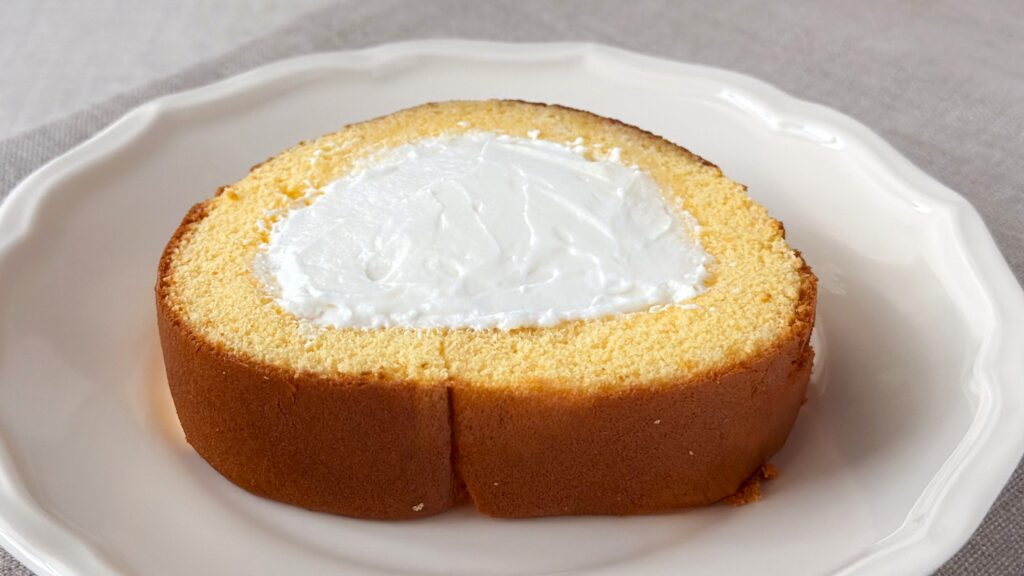 ファミリーマート_「生クリームロールケーキ」の皿のせ