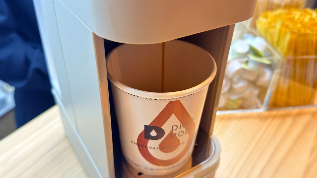 UCC_「鑑定士の誇り炭焼珈琲」を専用カップに注いでいる様子