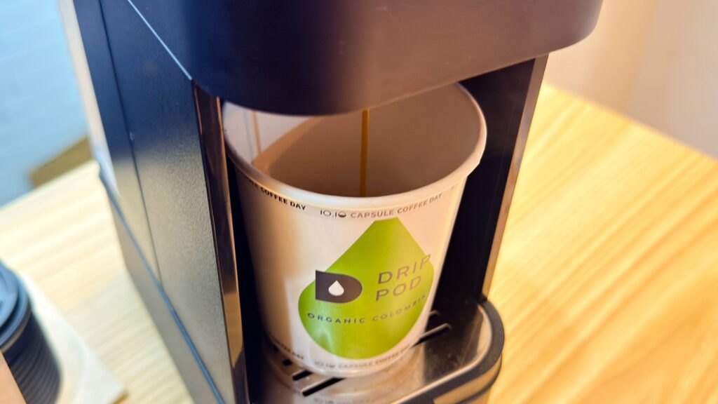 UCC_「有機栽培コロンビア」を専用カップに注いでいる様子