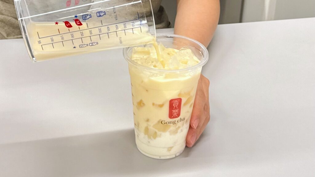 ゴンチャ_「北海道限定 ミルクプリン ミルクティー」を作っている様子