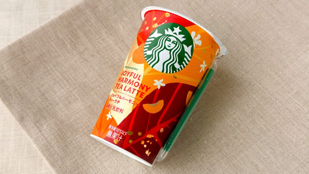 スターバックス_テーブルにのった「スターバックス® ジョイフルハーモニーティーラテ」