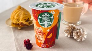スターバックス_「スターバックス® ジョイフルハーモニーティーラテ」やモンブランケーキなどがテーブルに並んでいる様子