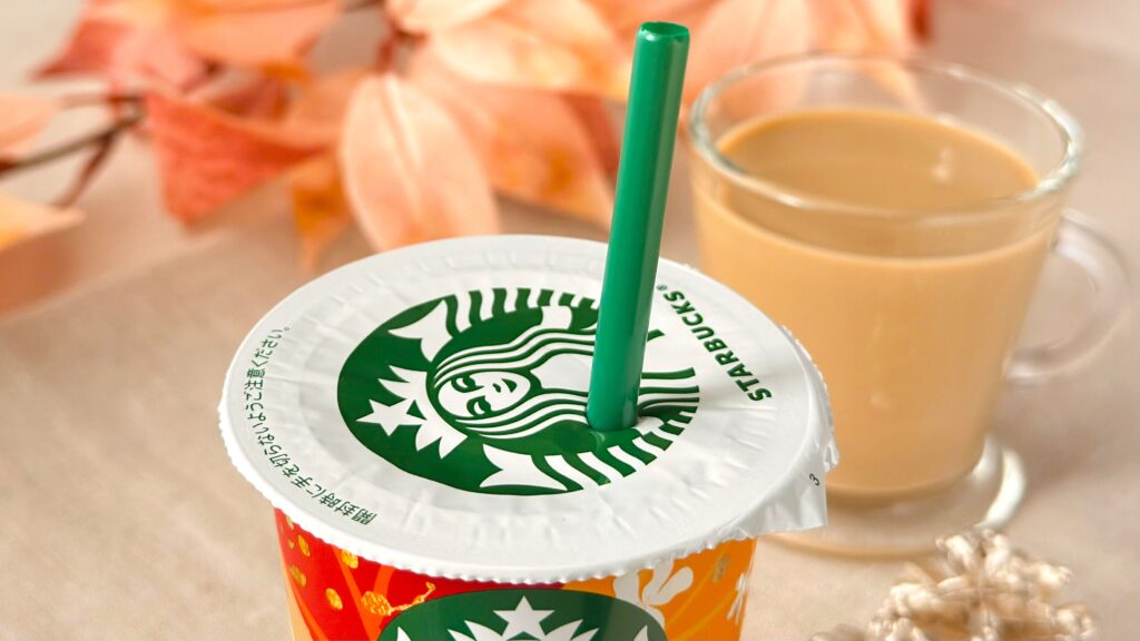 スターバックス_ストロをさした「スターバックス® ジョイフルハーモニーティーラテ」