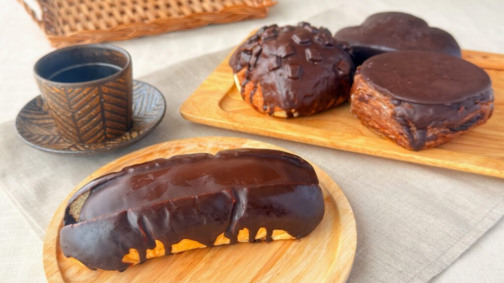 ファミリーマート_「本気のチョコ生コッぺパンたっぷりチョコホイップ」や「本気のチョコクリームパン」などがのった皿盛りとコーヒー