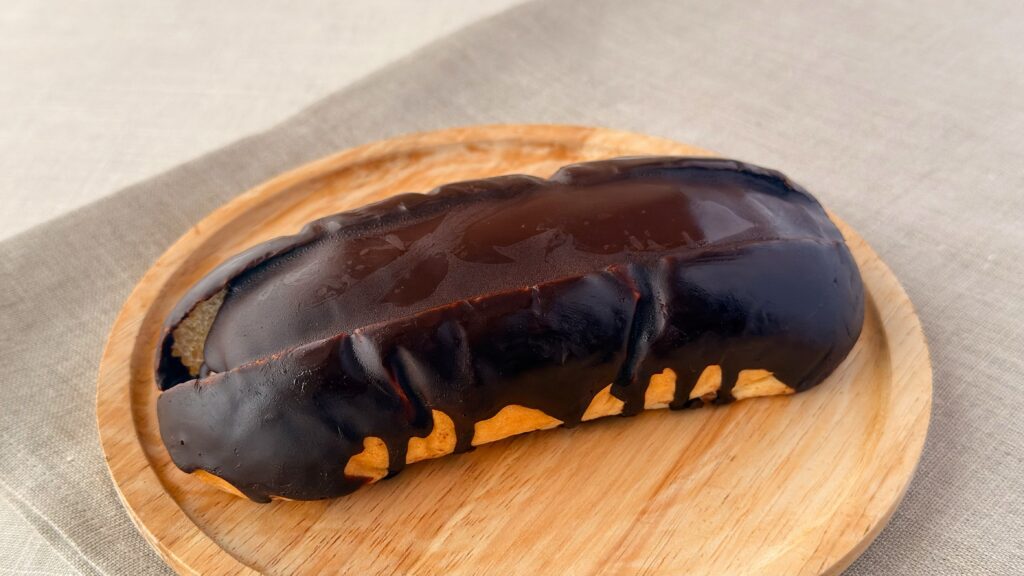 ファミリーマート_「本気のチョコ生コッぺパンたっぷりチョコホイップ」の皿のせ