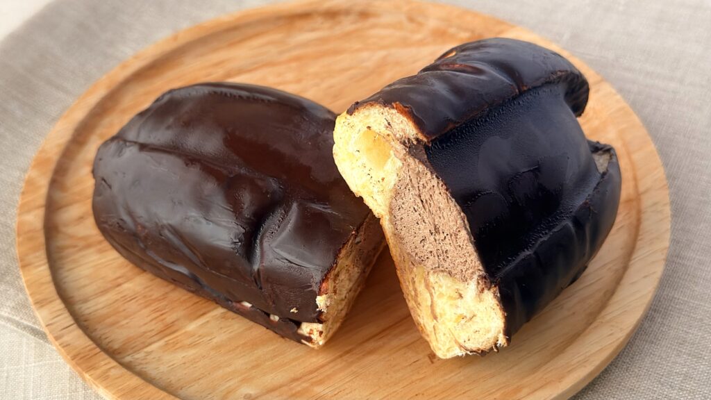 ファミリーマート_「本気のチョコ生コッぺパンたっぷりチョコホイップ」の断面